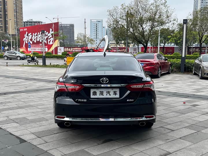 Фото 4 - Toyota Camry