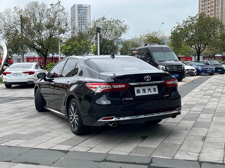 Фото 8 - Toyota Camry