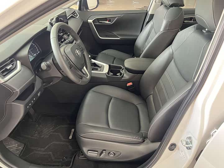 Фото 4 - Toyota RAV4