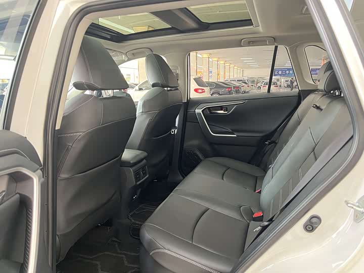 Фото 6 - Toyota RAV4