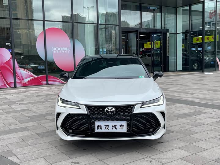 Photo 2 - Toyota Avalon