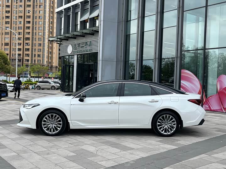 Photo 3 - Toyota Avalon