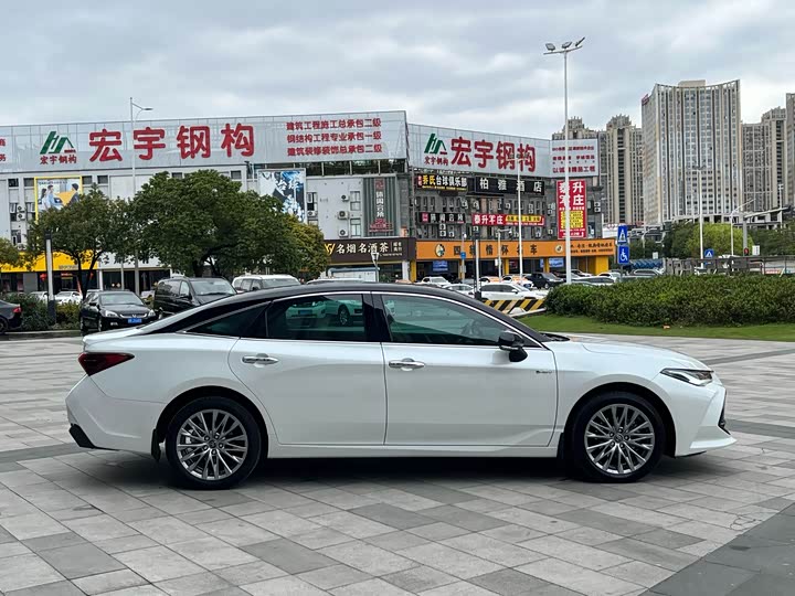 Photo 5 - Toyota Avalon