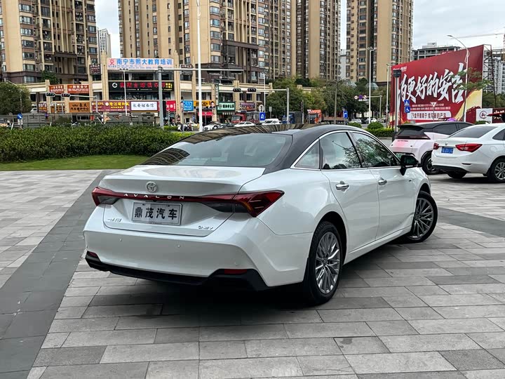 Photo 7 - Toyota Avalon