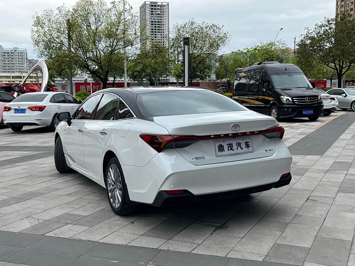 Photo 8 - Toyota Avalon