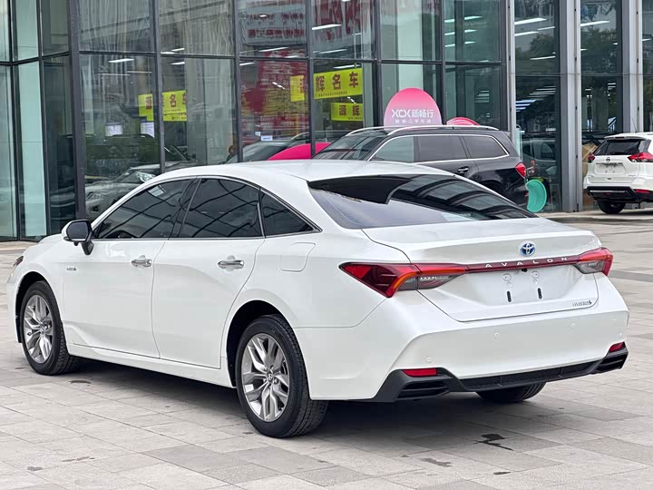 Photo 7 - Toyota Avalon