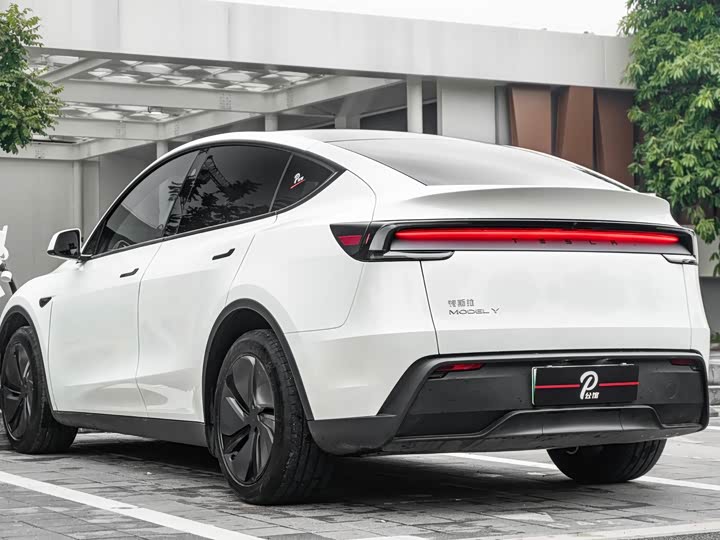 Photo 7 - Tesla Model Y