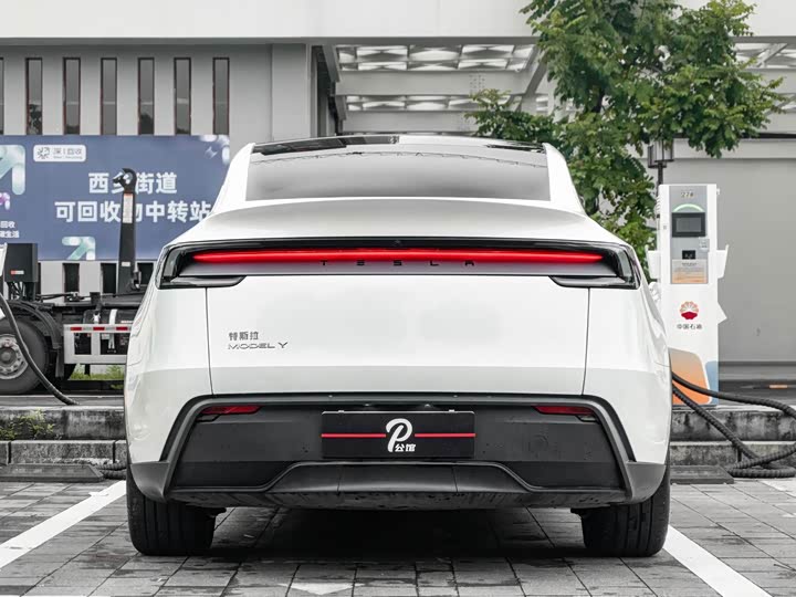 Photo 8 - Tesla Model Y