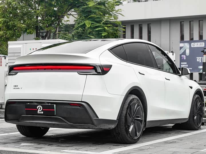 Photo 9 - Tesla Model Y