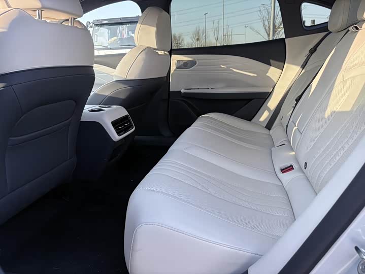 Фото 8 - Geely Galaxy E8