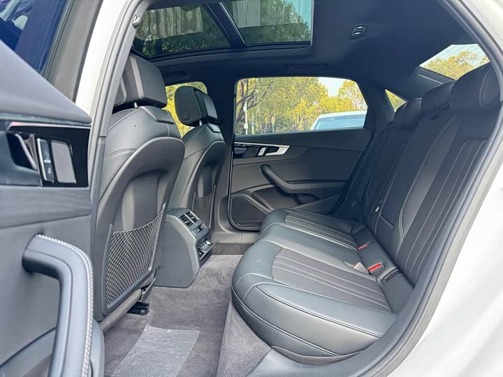 Фото 6 - Audi A4L