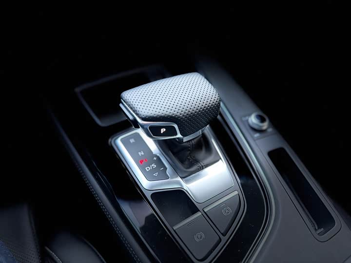 Фото 8 - Audi A4L