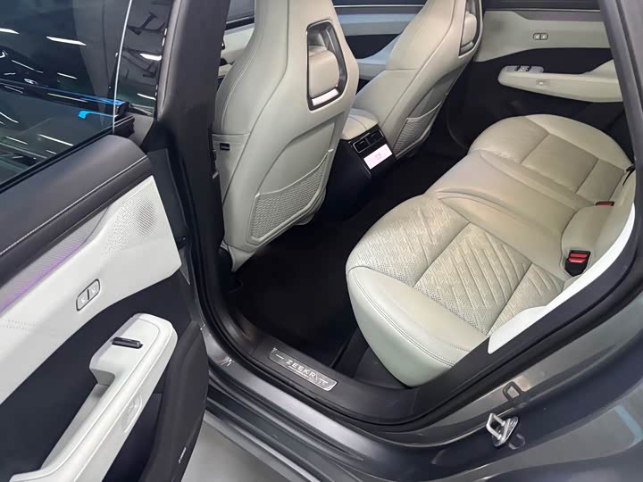 Фото 7 - Zeekr 001