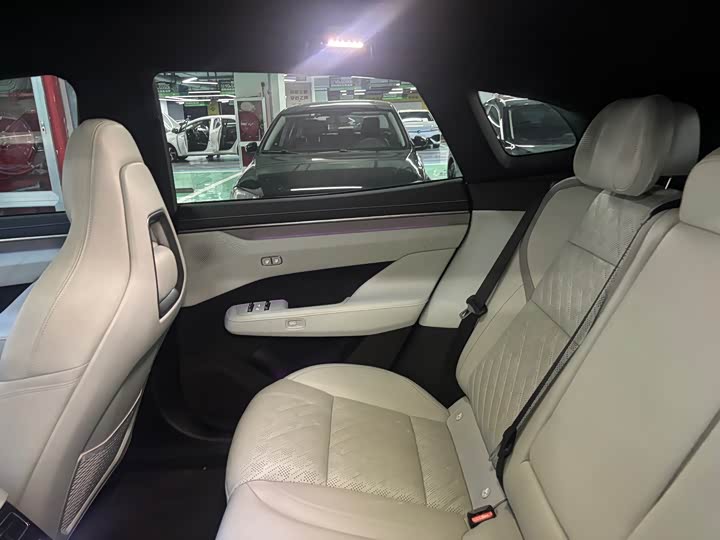 Фото 8 - Zeekr 001