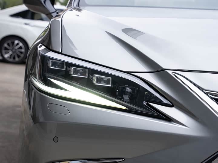 Фото 6 - Lexus ES