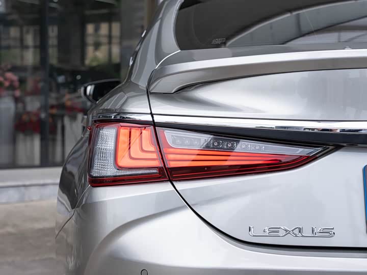 Фото 7 - Lexus ES