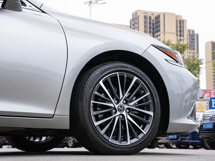 Фото 8 - Lexus ES