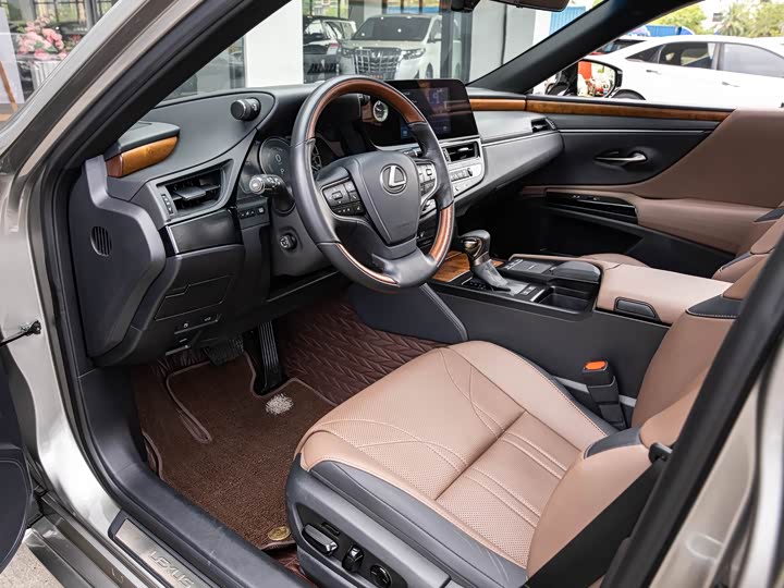 Фото 9 - Lexus ES