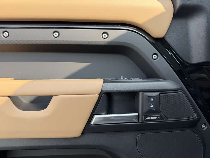 Photo 9 - Land Rover Defender