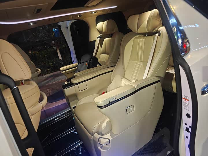 Photo 2 - Toyota Alphard