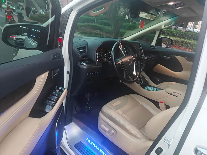 Photo 3 - Toyota Alphard