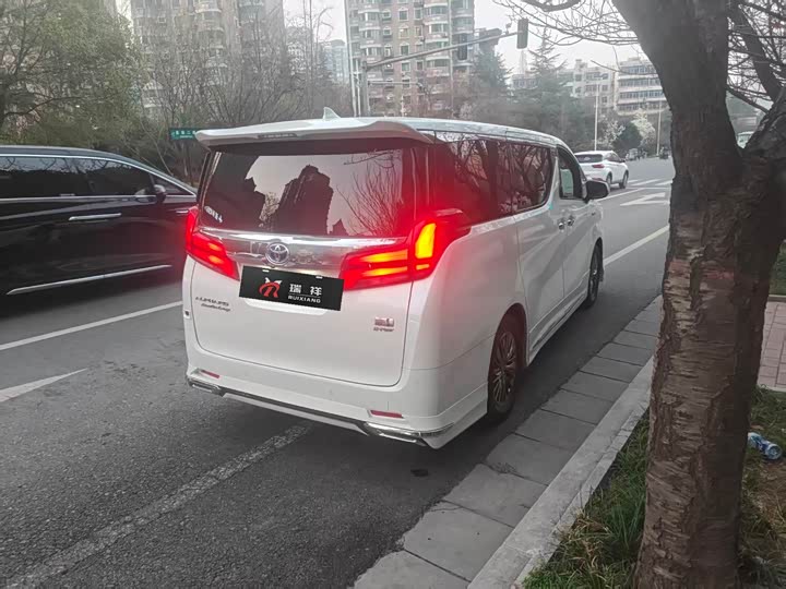 Photo 5 - Toyota Alphard