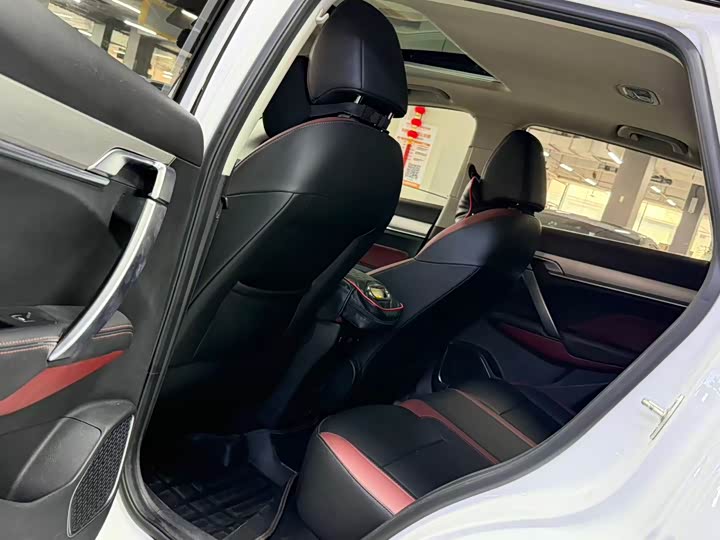 Фото 6 - Geely Coolray