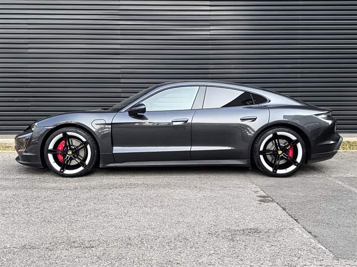 Фото 2 - Porsche Taycan