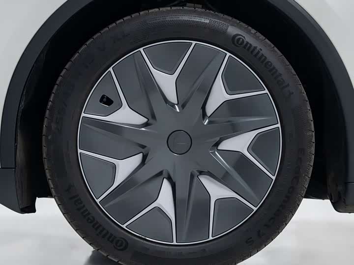 Photo 8 - Tesla Model Y