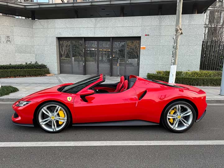 Photo 2 - Ferrari 296