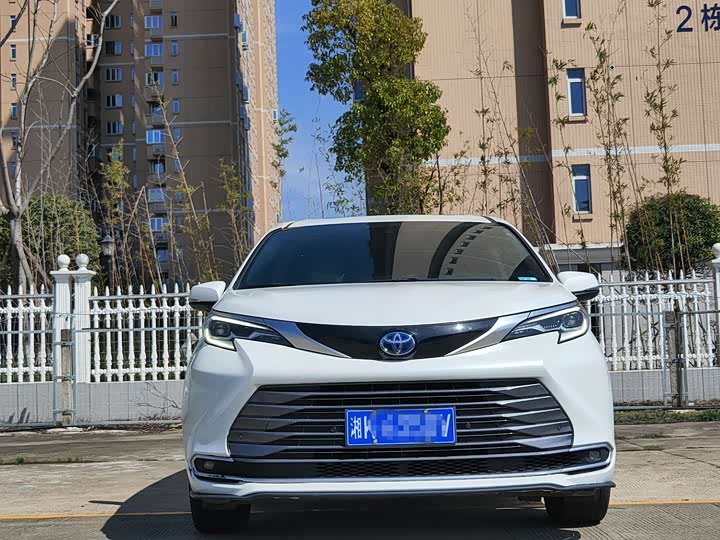 Photo 2 - Toyota Sienna