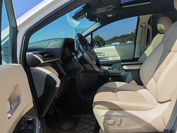 Photo 7 - Toyota Sienna