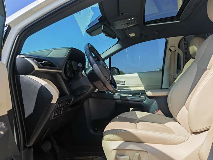 Photo 8 - Toyota Sienna