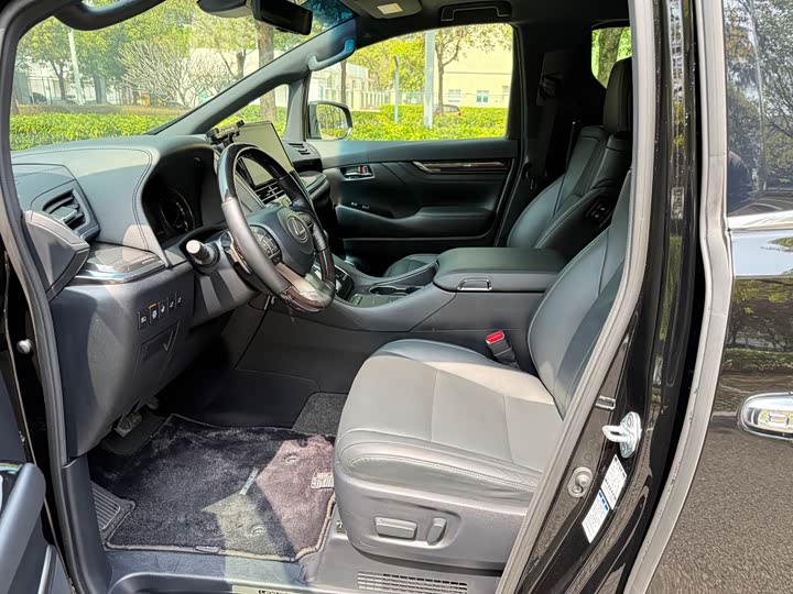 Фото 8 - Lexus LM