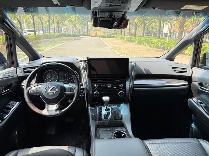 Фото 9 - Lexus LM