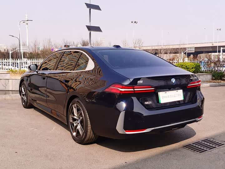 Photo 4 - BMW i5