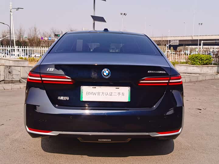 Photo 5 - BMW i5