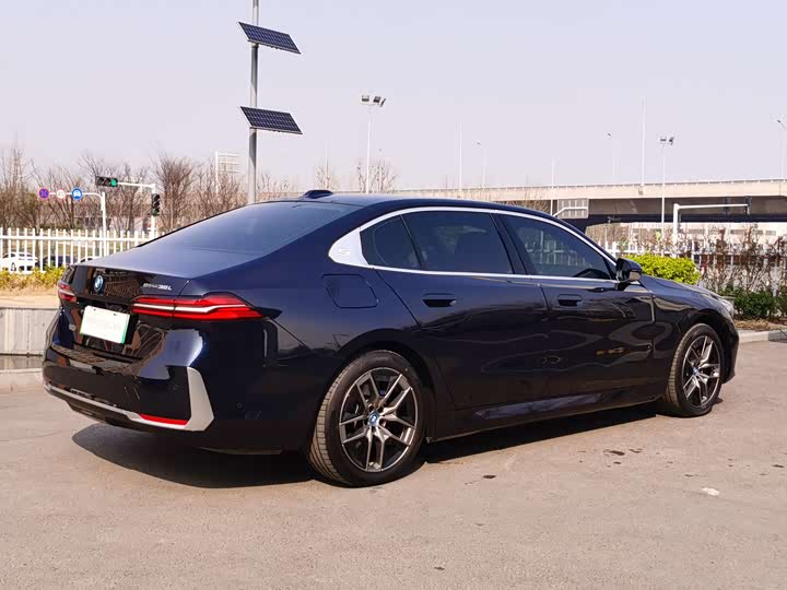 Photo 6 - BMW i5