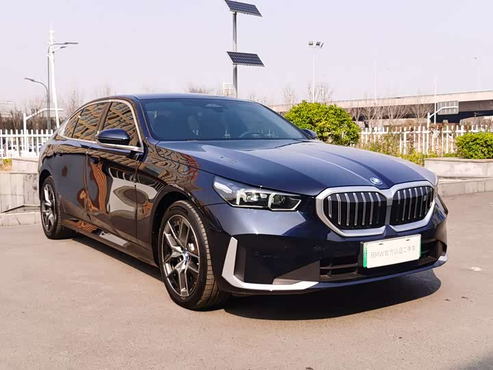 Photo 8 - BMW i5