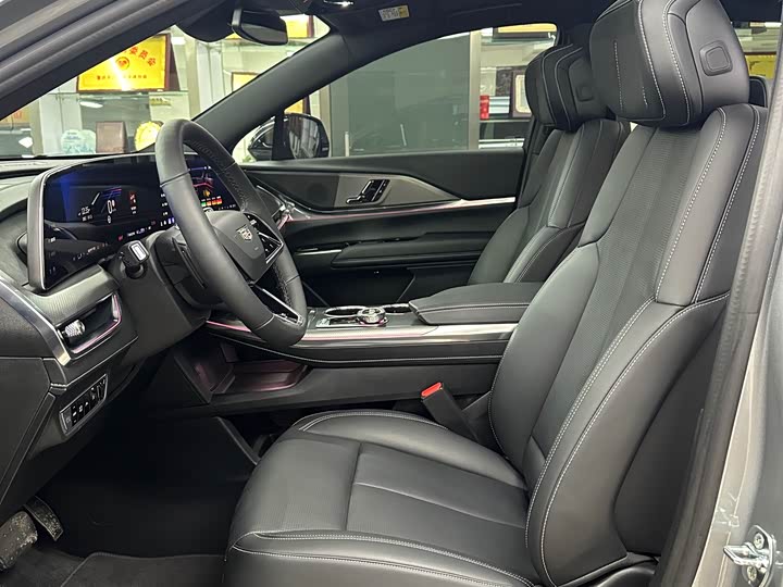 Photo 4 - Cadillac XT5