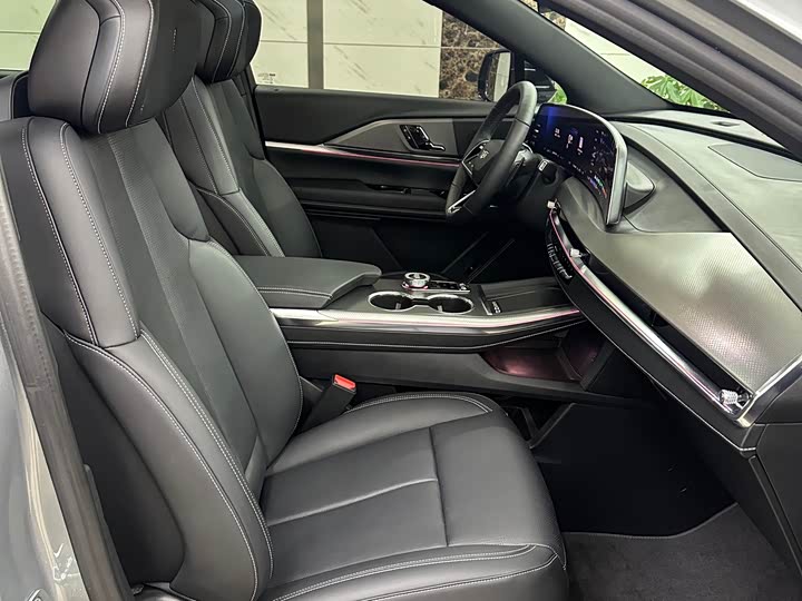 Photo 7 - Cadillac XT5