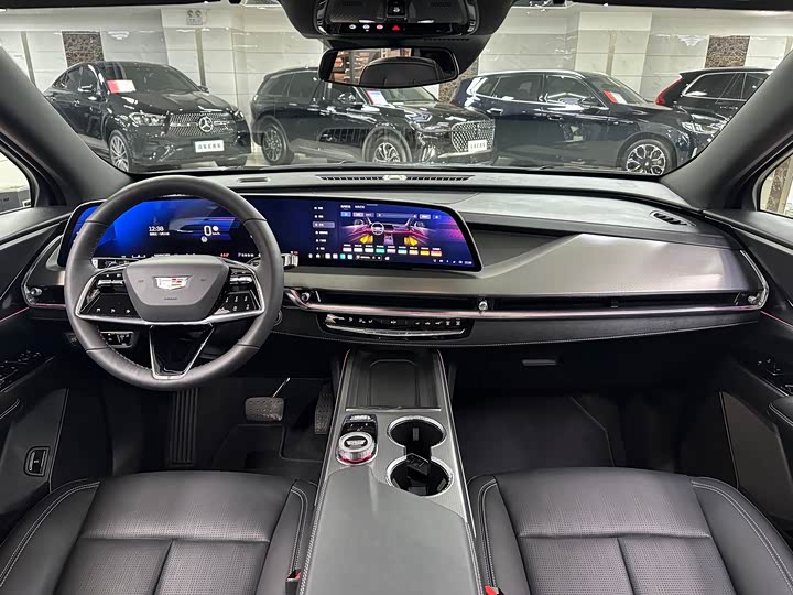 Photo 9 - Cadillac XT5
