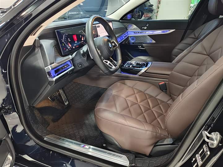 Фото 9 - BMW 7 Series