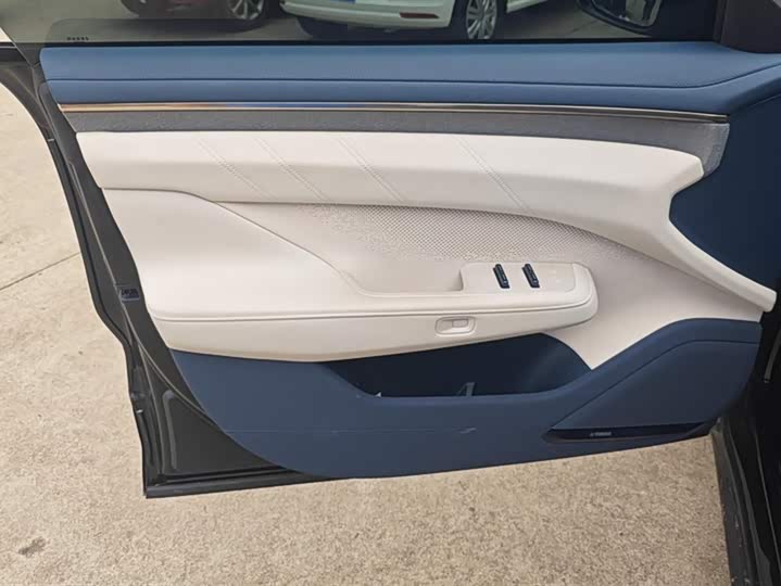 Фото 7 - Zeekr 001