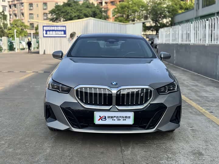 Фото 2 - BMW i5