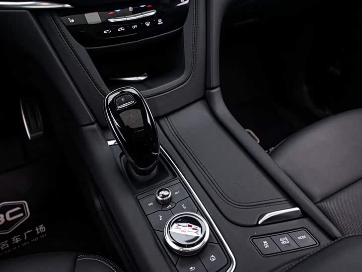 Фото 9 - Cadillac XT5