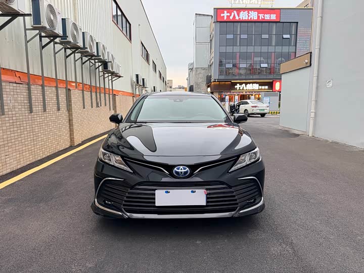 Фото 2 - Toyota Camry