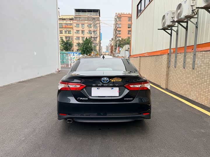 Фото 8 - Toyota Camry