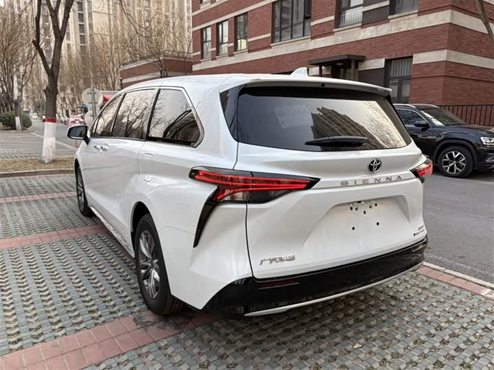 Фото 9 - Toyota Sienna