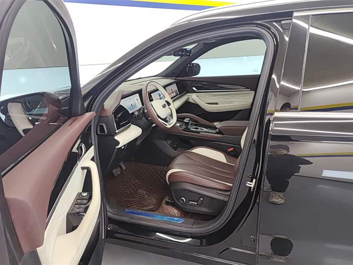 Фото 9 - Geely Monjaro